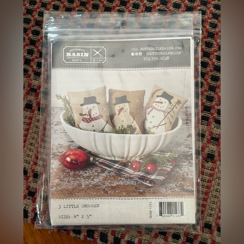 Buttermilk Basin Little Snowmen Decor